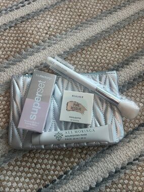 IPSY Silver Quilted Makeup Pouch with Brush & Face Set